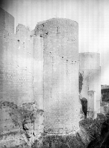 Vieux Château : Tours à éperon de l'enceinte sud