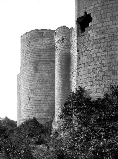 Vieux Château : Tours à éperon de l'enceinte sud