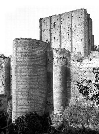 Vieux Château : Tours à éperon de l'enceinte sud et donjon