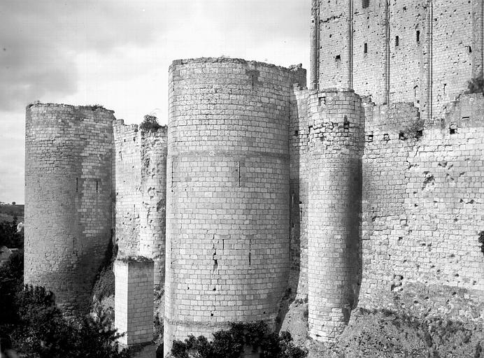 Vieux Château : Tours à éperon de l'enceinte sud et donjon