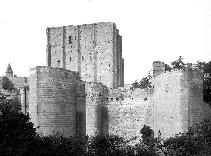 Vieux Château : Tours à éperon de l'enceinte sud et donjon