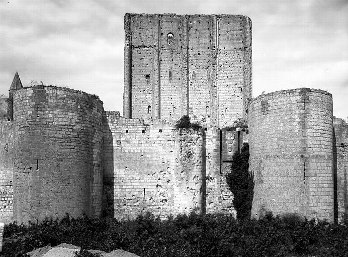 Vieux Château : Tours à éperon de l'enceinte sud et donjon