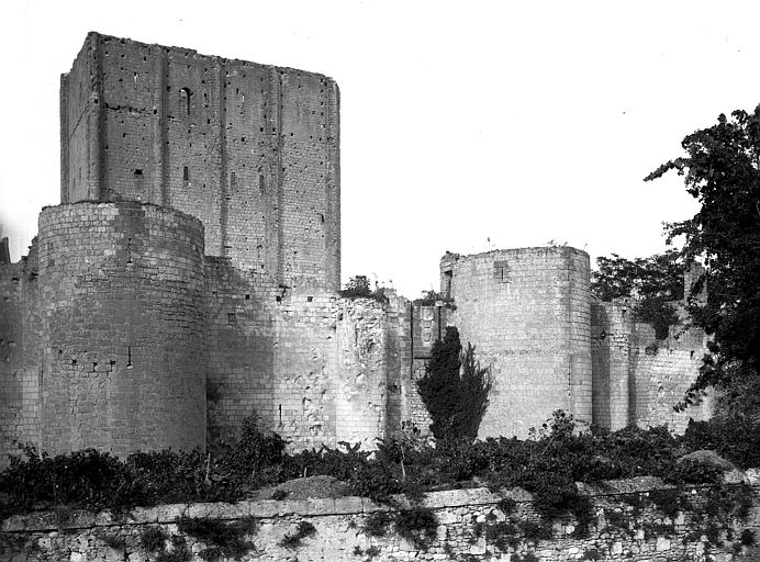 Vieux Château : Tours à éperon de l'enceinte sud et donjon