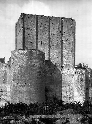 Vieux Château : Tours à éperon de l'enceinte sud et donjon