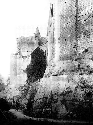 Vieux Château : Soubassement de l'enceinte, côté sud-ouest