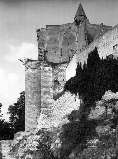 Vieux Château : Soubassement de l'enceinte, côté sud-ouest