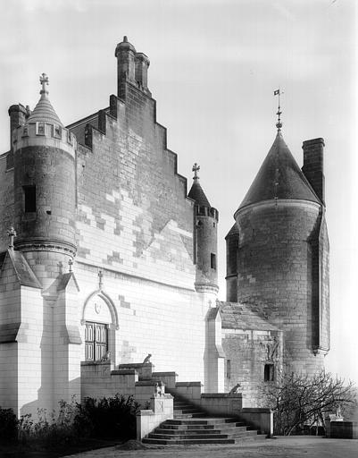 Logis Royal : Façade sud et tour d'Agnès Sorel