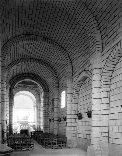 Intérieur, nef vue de l'entrée