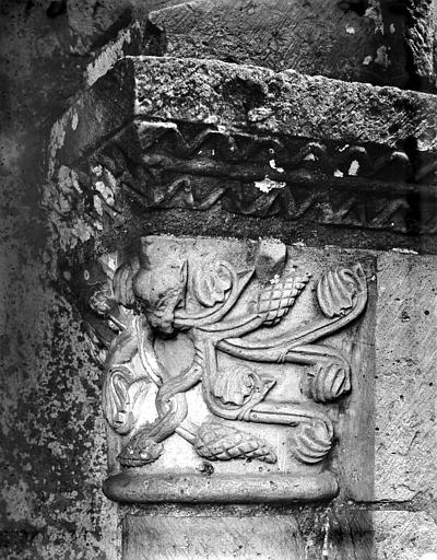 Façade ouest, baie de gauche, chapiteau : tête de monstre et décor feuillagé