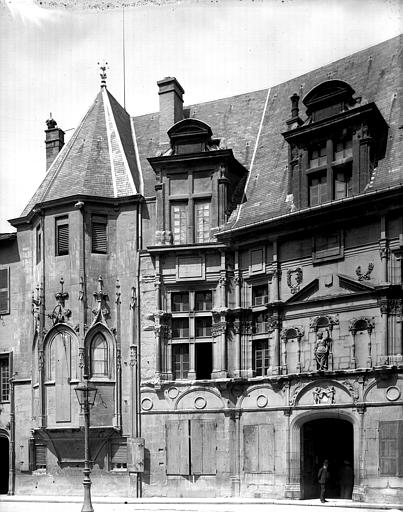 Façade sur rue : porte d'entrée, et abside de la chapelle