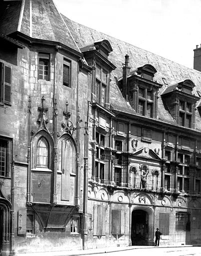 Façade sur rue : porte d'entrée, et abside de la chapelle