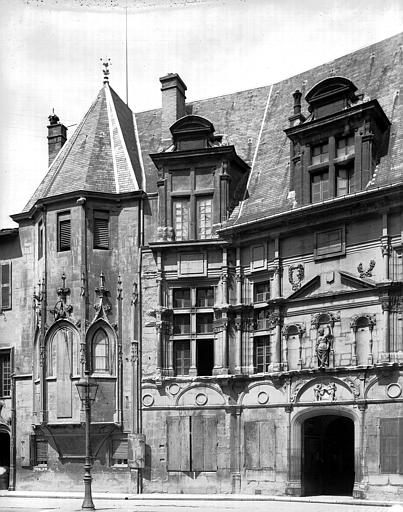 Façade sur rue : porte d'entrée, et abside de la chapelle