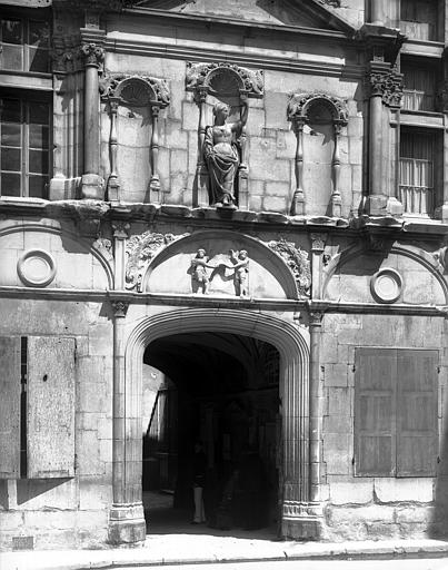 Façade sur rue : porte d'entrée