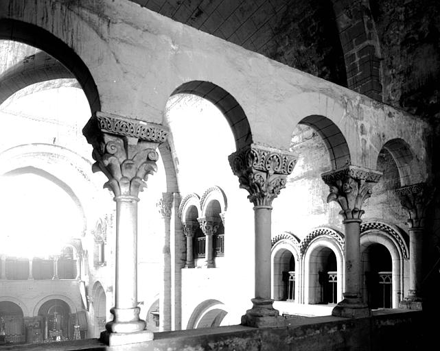 Intérieur, chapiteaux du bras nord du transept, tribune