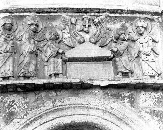 Extérieur, bas-reliefs de la frise de l'abside : Les Saintes femmes au tombeau