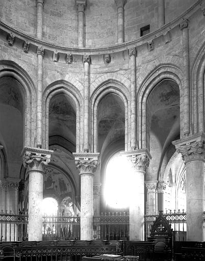 Intérieur, chapiteaux, travées du choeur