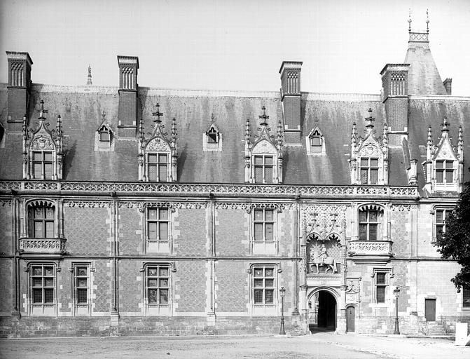 Aile Louis XII, façade sur la place du château, portail d'entrée