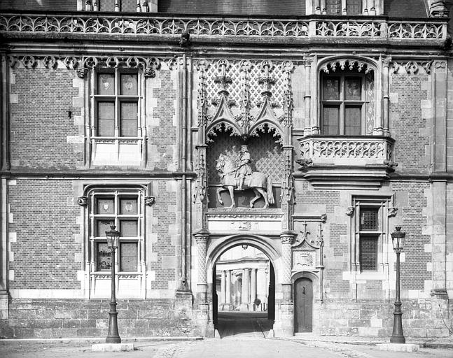 Aile Louis XII, portail d'entrée, statue équestre du roi