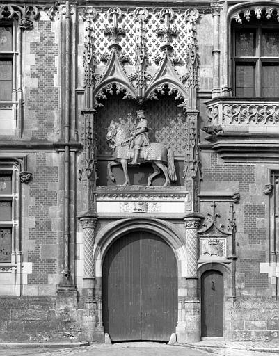 Aile Louis XII, portail d'entrée, statue équestre du roi