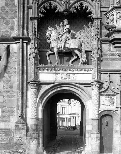 Aile Louis XII, portail d'entrée, statue équestre du roi