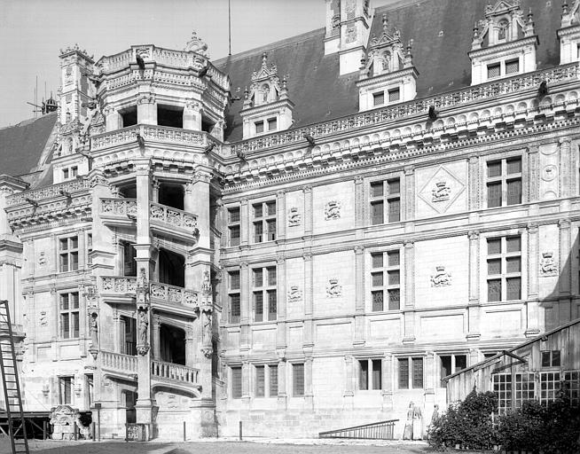 Aile François Ier, façade intérieure avec l'escalier