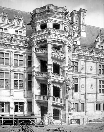 Aile François Ier, façade intérieure avec l'escalier