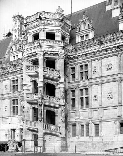 Aile François Ier, façade intérieure avec l'escalier