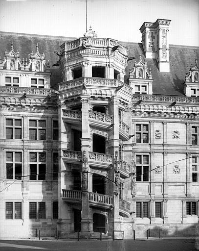 Aile François Ier, façade intérieure avec l'escalier