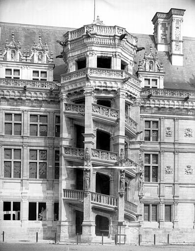 Aile François Ier, façade intérieure avec l'escalier