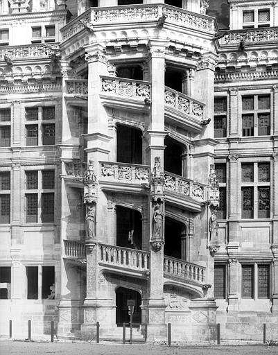 Aile François Ier, façade intérieure : escalier demi-hors-oeuvre en vis et en maçonnerie