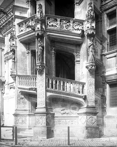 Aile François Ier, façade intérieure, détail de l'escalier