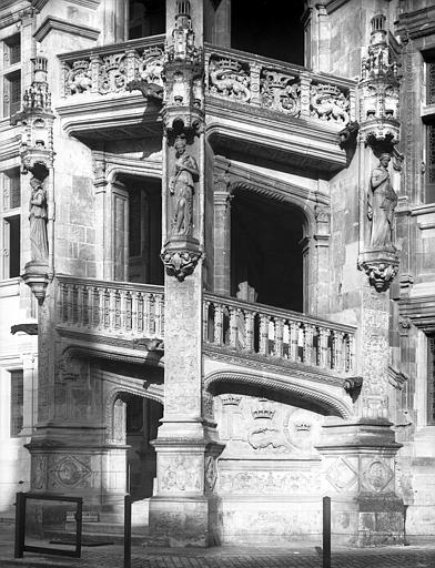 Aile François Ier, façade intérieure, détail de l'escalier