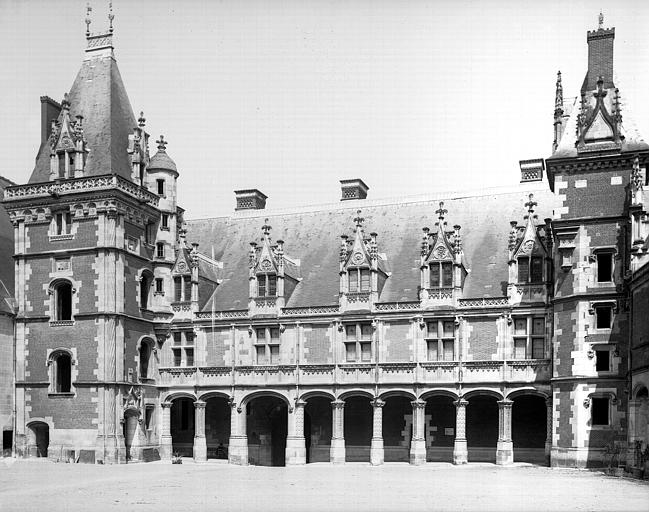 Aile Louis XII, façade intérieure sur la cour avec les arcades