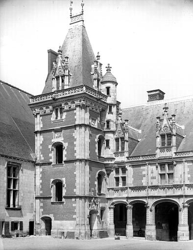 Aile Louis XII, partie de la façade intérieure sur la cour avec les arcades