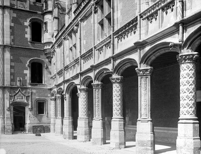 Aile Louis XII, façade intérieure sur la cour : arcades