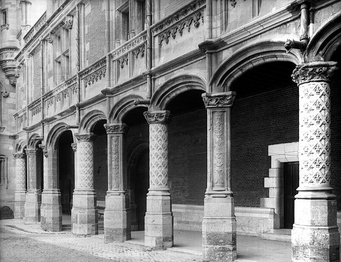 Aile Louis XII, façade intérieure sur la cour : arcades