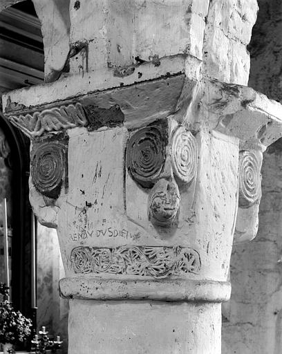 Intérieur, chapiteau du choeur : décor stylisé avec inscription (graffiti ancien)