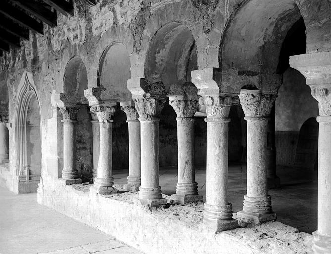 Claire-voie romane séparant les deux cloîtres