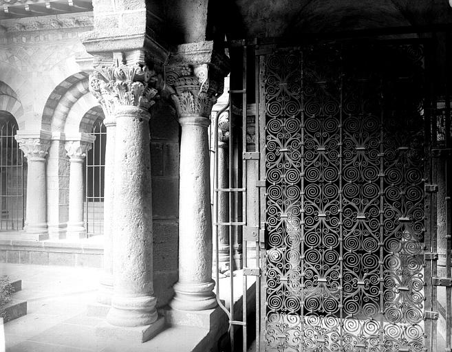 Cloître : grille en fer forgé de la galerie sud (ou ouest)