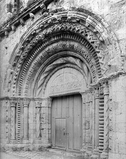 Extérieur, façade ouest, portail central