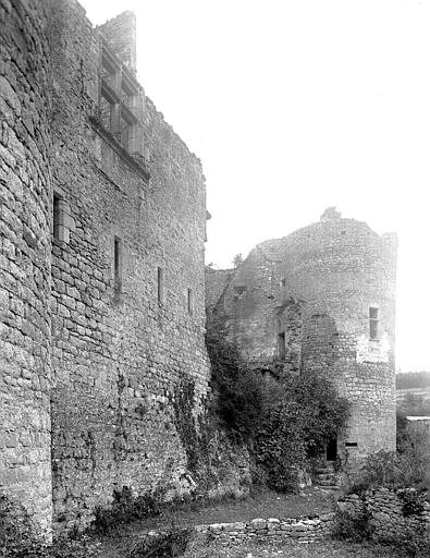 Extérieur de l'enceinte, porte d'entrée