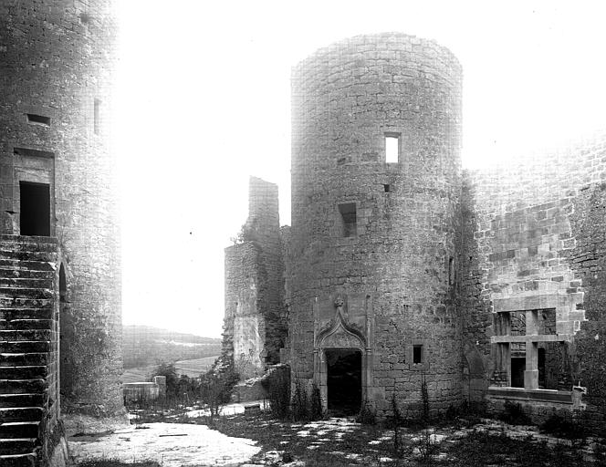 Intérieur de l'enceinte, escalier conduisant au donjon