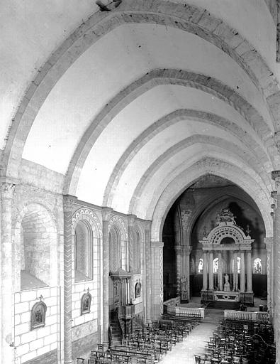 Intérieur, nef vue de l'entrée