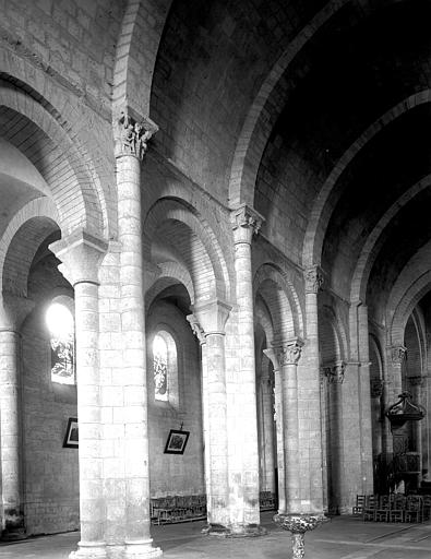 Intérieur, nef vue de l'entrée