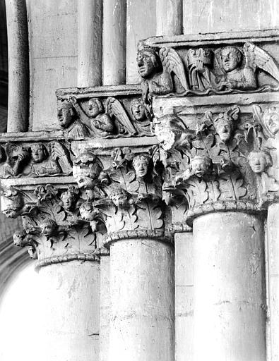 Intérieur, chapiteaux du choeur : bustes d'anges, et décor feuillagé