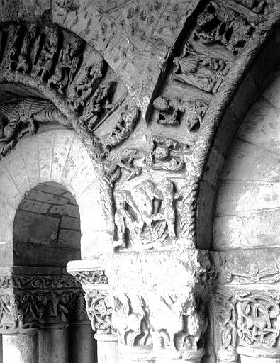 Arcades romanes du cloître : départ d'arcs