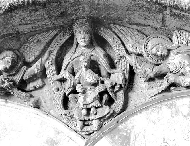 Arcades romanes du cloître : Vierge d'un tympan