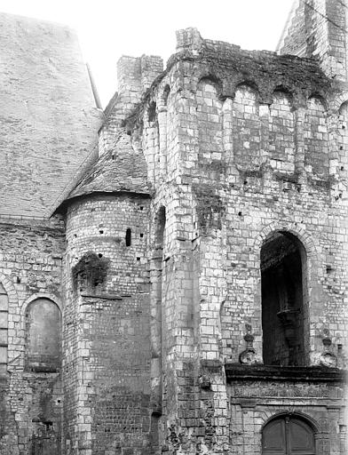 Extérieur : angle de la nef et du croisillon sud