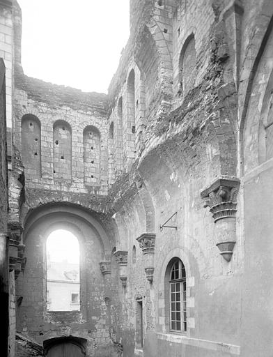 Intérieur du croisillon sud : ruines