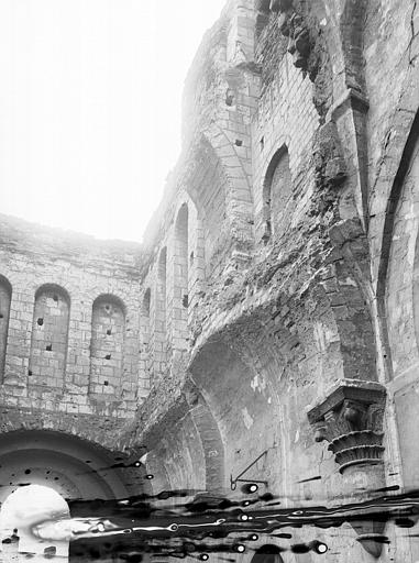 Intérieur du croisillon sud : partie haute, ruines